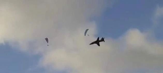 Παρ’ ολίγον μοιραίο: Βρετανικό μαχητικό πέρασε «ξυστά» από αλεξιπτωτιστές! (Βίντεο)